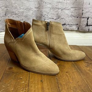 Lucky Brand tan suede booties lakelyy Womens size 7.5M